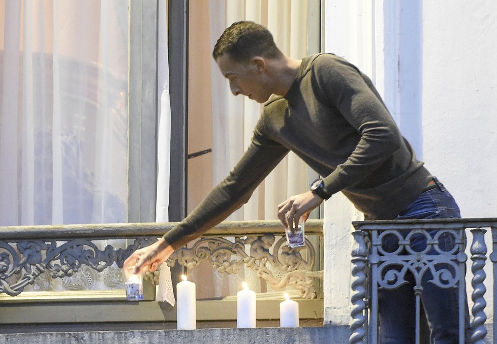 Mohamed Abdeslam, bratr teroristů, kteří útočili v Paříži, zapaluje v Bruselu svíčky za oběti útoků.