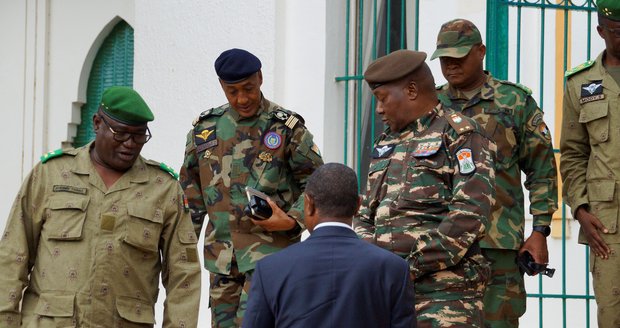 Diplomacie selhává. Vojenská junta odmítá jednat, prezidenta Nigeru drží v „krutých podmínkách“?