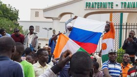 Puč v africkém Nigeru: V ulicích se objevily ruské vlajky (červenec 2023)