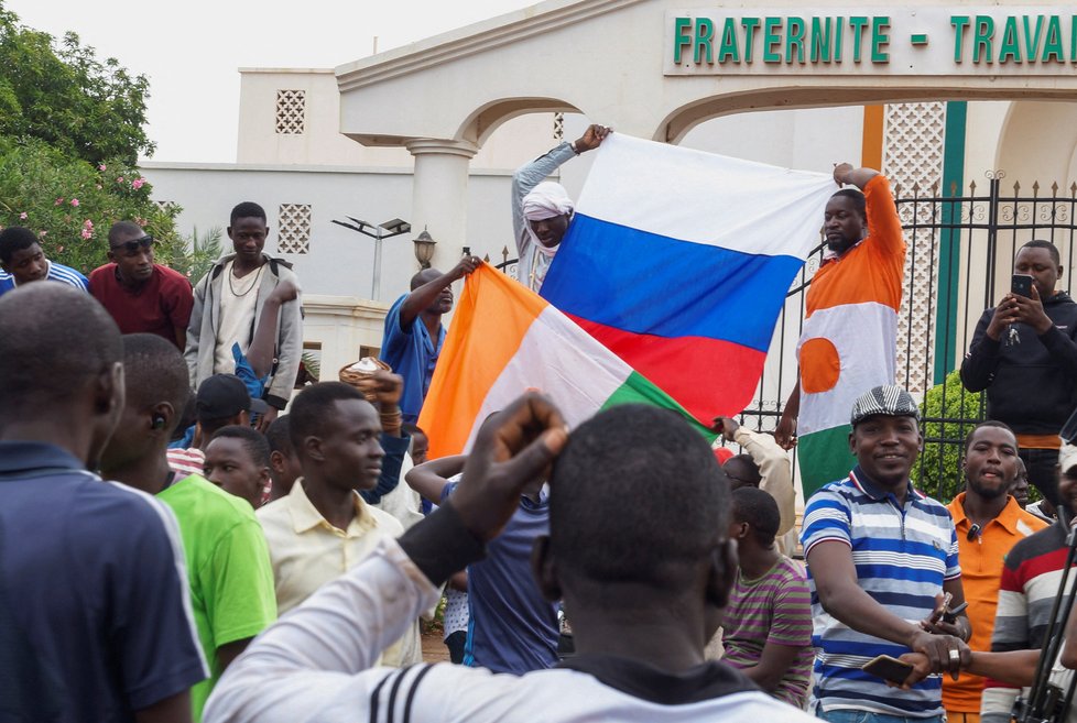 Puč v africkém Nigeru: V ulicích se objevily ruské vlajky (červenec 2023)
