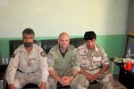 Mohammad Khalid Wardak (vpravo) se kvůli podpoře amerických vojsk dostal na seznam hlavních terčů Tálibánu, v ohrožení je i jeho žena a čtyři děti