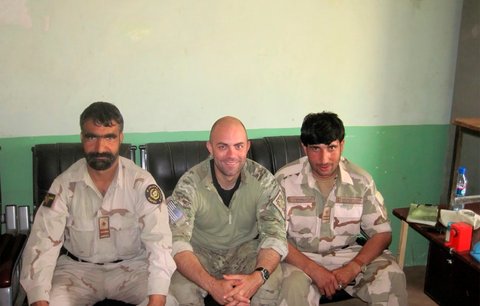 V televizi vyzval Tálibán k boji, teď utíká před smrtí. Afghánský voják hledá pomoc u USA