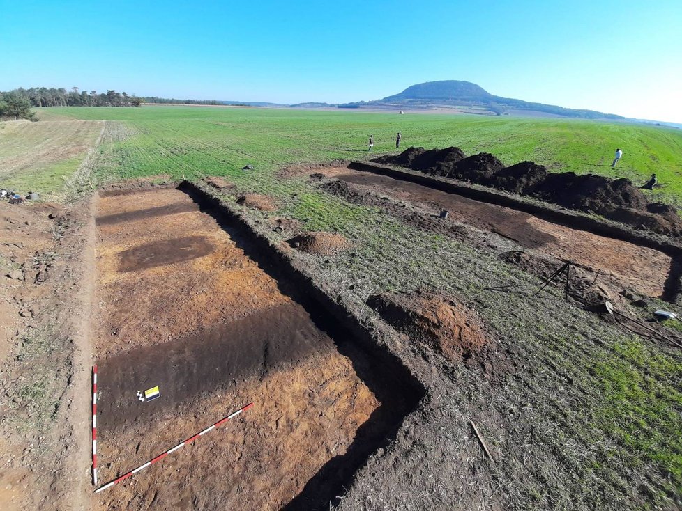 Archeologické sondy na mohyle ve Vražkově pod horou Říp. Odkryty byly obvodové příkopy a dva hroby z pozdní doby kamenné.