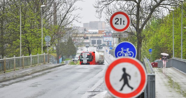 Řidiči, v Plzni pozor: Výpadovka na Most a Karlovy Vary je uzavřená, opravovat ji budou rok