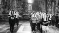 Klášter Tatev a věřící s šátky na hlavách, které se dají vypůjčit při vstupu