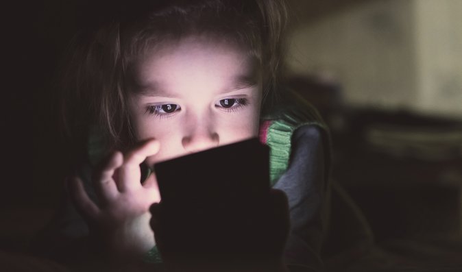 Děti ve znamení FOMO: 3 důvody, proč omezit sociální sítě