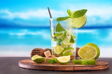 Letní alkoholické drinky vs. dieta: Dejte si mojito nebo whisky!