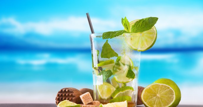 Letní alkoholické drinky vs. dieta: Dejte si mojito nebo whisky!