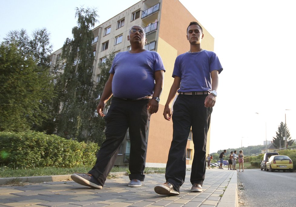 David Ferko (vlevo) a Roman Volak procházejí mezi domy na sídlišti Mojžíř, kde už hlídky zaměstnané u dohledové služby městské policie úspěšně pracují.