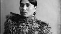 Původní obyvatelé Nového Zélandu věří, že každá maorská žena nosí „moko“ uvnitř, blízko svému srdci. A když je připravena ho ukázat světu, konkrétní umělec ho prostě jen přenese na povrch. 