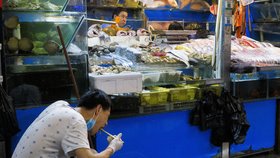Kontroverzní mokré trhy, které zřejmě stojí za rozšířením nákazy koronavirem, jsou v Asii stále oblíbeným místem. Snímky pocházejí z Pekingu