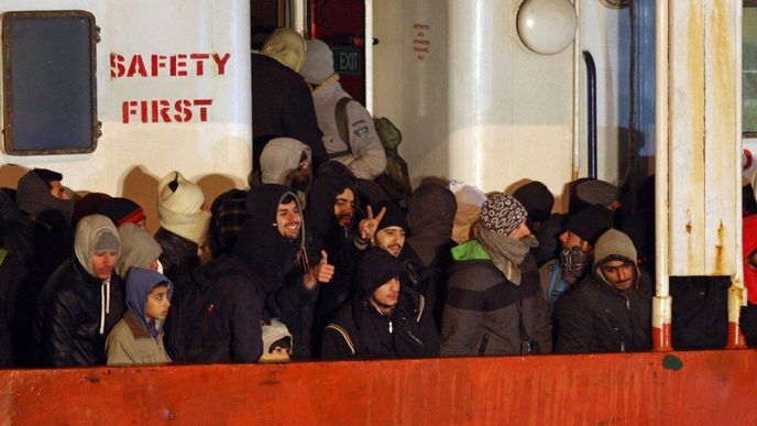 Moldavská loď Blue Sky M s uprchlíky u italských břehů