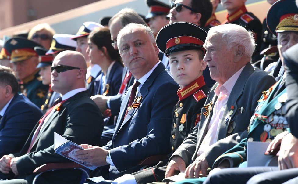 9. 5. 2020: Končící moldavský prezident Igor Dodon mezi ruskými veterány na vojenské přehlídce v Moskvě.