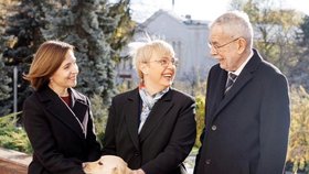 Moldavská prezidentka Maia Sanduová vítala kolegy z Rakouska a Slovinska se svým psem (16. 11. 2023).