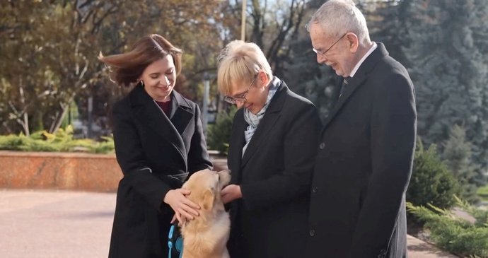 Moldavská prezidentka Maia Sanduová vítala kolegy z Rakouska a Slovinska se svým psem (16. 11. 2023).