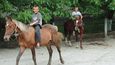 Chlapci ve vesnici Buzdujeni musejí odmalička zvládat jízdu na koních.