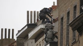 Zásah v bruselské čtvrti Molenbeek. Policie vrthla do evropské bašty džihádistů po teroristických útocích v Paříži.