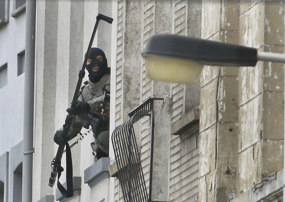 Zásah v bruselské čtvrti Molenbeek. Policie vrthla do evropské bašty džihádistů po teroristických útocích v Paříži.