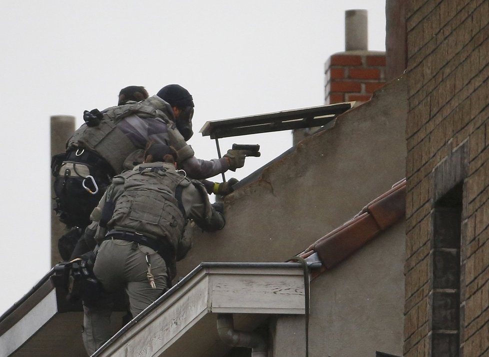 Zásah v bruselské čtvrti Molenbeek. Policie vrthla do evropské bašty džihádistů po teroristických útocích v Paříži.