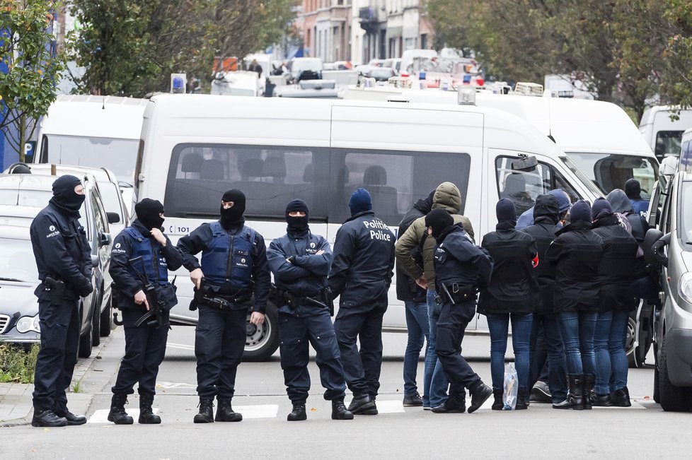 Zásah v bruselské čtvrti Molenbeek. Policisté vtrhli do evropské bašty džihádistů po teroristických útocích v Paříži.