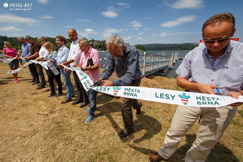 Na Brněnské přehradě otevřeli politici dva dny před začátkem prázdnin s velkou pompou nové koupací molo. Nechyběla přehlídka historických plavek a doprovodný program.