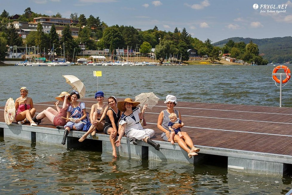 Na Brněnské přehradě otevřeli politici dva dny před začátkem prázdnin s velkou pompou nové koupací molo. Nechyběla přehlídka historických plavek a doprovodný program.
