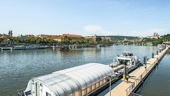 Molo v novém. Po půlroční modernizaci se ve středu otevřelo lodnímu provozu přístaviště na levém břehu Vltavy mezi Štefánikovým a Čechovým mostem. Přístaviště v podobě půlkilometrového mola dostalo například nový povrch nebo kapacitní elektrické přípojky. Náklady činily téměř 40 milionů korun. Molo má ulehčit přetíženému lodnímu stání na pravém břehu.