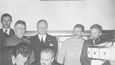 Molotov podepisuje německo-sovětskou smlouvu o neútočení.  Ribbentrop je v pozadí v černém.