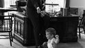 Momentka z Oválné pracovny Bílého domu - prezident John F. Kennedy se svým osmnáctiměsíčním synem Johnem juniorem.  (Foto Profimedia)