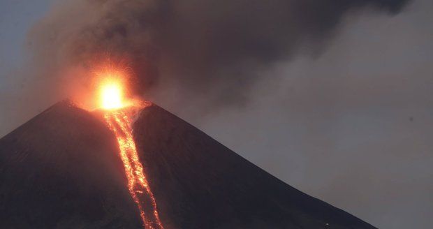 Sopka Momotombo se probudila k životu. Po 110 letech chrlí lávu