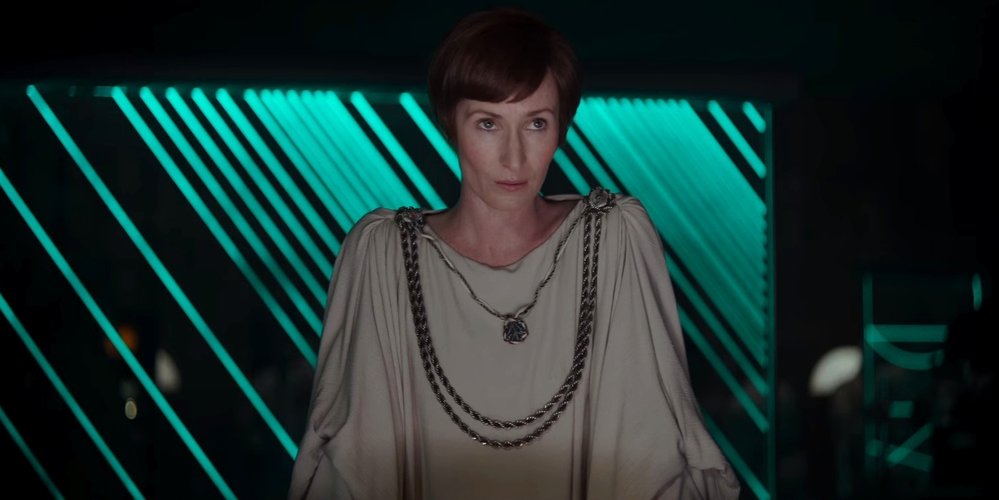 Vůdčí osobnost Aliance povstalců Mon Mothma je nepřehlédnutelná ve Star Wars: Epizodě VI – Návratu Jediho