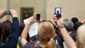 Mona Lisa (Leonardo da Vinci). Hodnota obrazu se obvykle stanovuje podle poslední aukční ceny. Tuto metodu ale v případě zřejmě nejcennějšího obrazu na světě nelze použít. Slavný portrét z 16. století totiž patří od roku 1804 do sbírek pařížského muzea Louvre a dle práva je majetkem francouzského lidu. Jediné oficiální stanovení hodnoty proběhlo v roce 1962, kdy byla Mona Lisa pojištěna na sto milionů dolarů. Různé nedávné odhady počítající s inflací se rozcházejí, uvádějí hodnotu přibližně mezi 800 a 900 miliony dolarů. V roce 2020 francouzský podnikatel přišel s návrhem Monu Lisu prodat a pomoci tak zemi v překonání dopadů pandemie koronaviru. Cena by se podle něj mohla vyšplhat až na 50 miliard dolarů vzhledem k tomu, jaké příjmy z cestovního ruchu obraz vytváří.