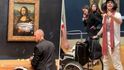 Muž v přestrojení za invalidní ženu zaútočil dortem na obraz Mona Lisy.
