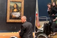 Útok na Monu Lisu! Muž převlečený za invalidní ženu hodil proti obrazu dort a křičel