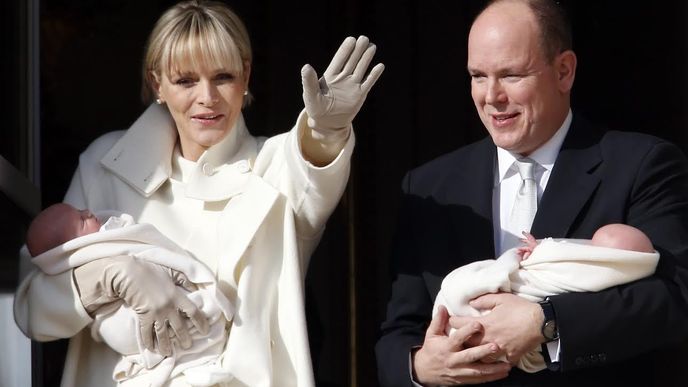 Monacký kníže Albert (56) a jeho manželka Charlene (36) včera, na den státního svátku, poprvé představili veřejnosti svá dvojčátka, která se narodila 10. prosince loňského roku. 