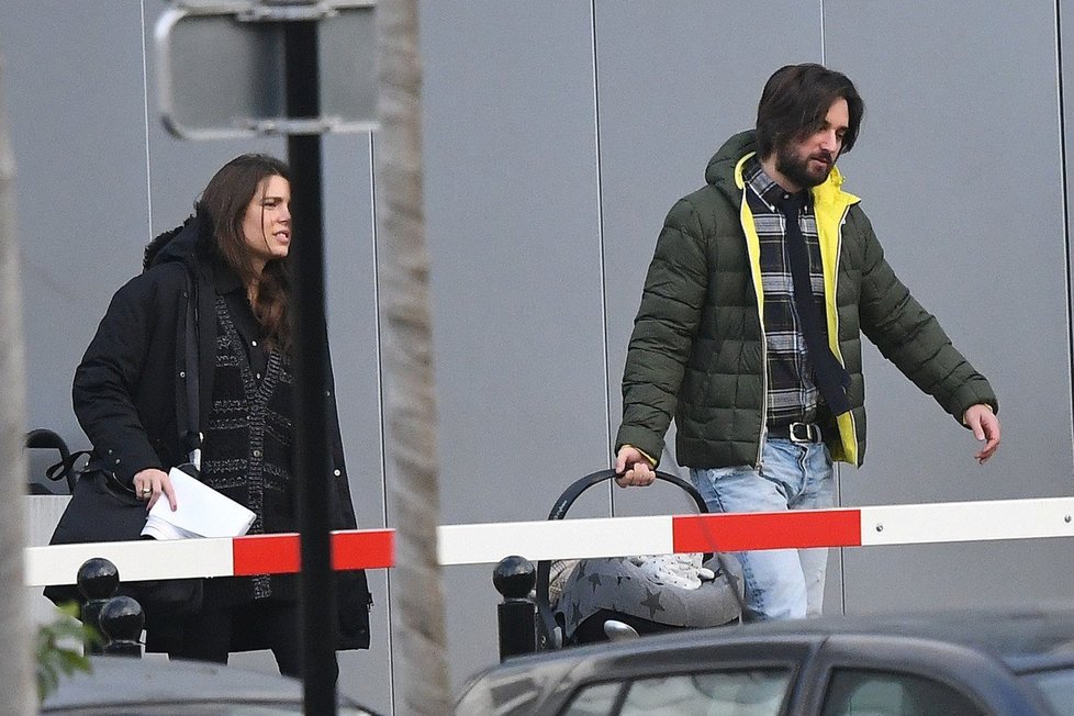 Charlotte Casiraghi s filmovým producentem Dimitri Rassamem a malým synem