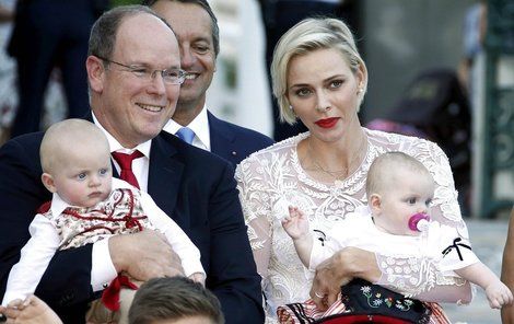 Monacká královská rodina vyvedla svá dvojčátka na veřejnost.