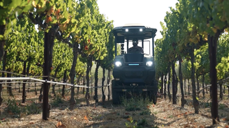 Elektrotraktor bez řidiče zkrachoval. Na dotovaném stroji manažerů Boeingu i Tesly farmáři jen štípou dříví Elektrotraktor bez řidiče zkrachoval. Na dotovaném stroji manažerů Boeingu i Tesly farmáři jen štípou dříví