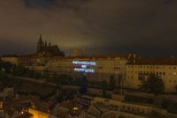 Na Pražském hradě se objevil obří světelný nápis! Případ řeší policie