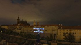 Obří nápis osvítil Pražský hrad. Případ šetří police