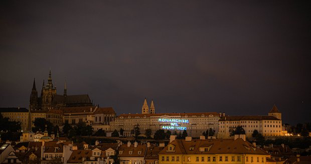Obří nápis osvítil Pražský hrad. Případ šetří police