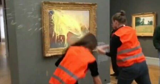 Ekoaktivisté vylili na slavný Monetův obraz bramborovou kaši. Pak se přelepili ke zdi