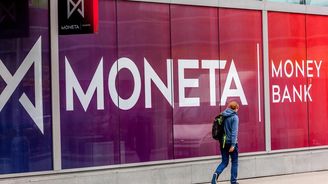 Moneta Money Bank navzdory pololetnímu poklesu zvedla cíl čistého zisku pro letošní rok