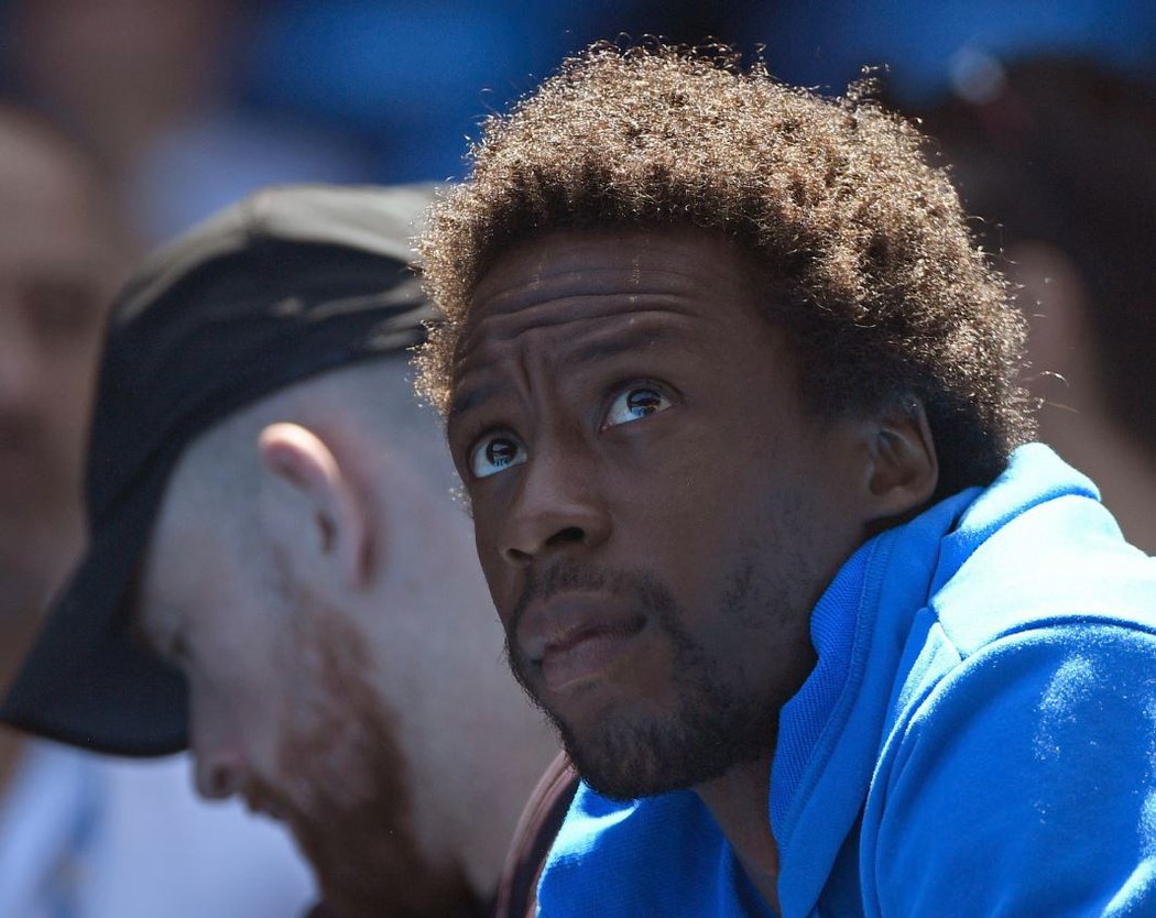 Francouzský tenista Gael Monfils sleduje zápas Eliny Svitolinové z jejího boxu