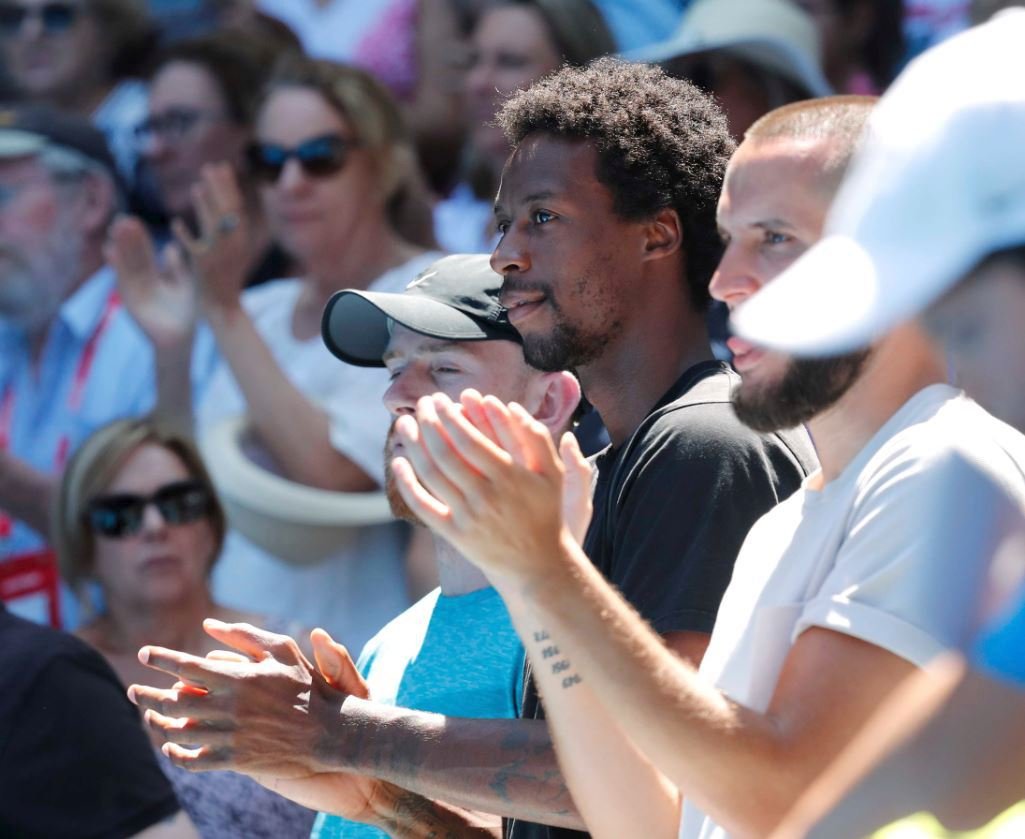 Francouzský tenista Gael Monfils sleduje zápas Eliny Svitolinové z jejího boxu