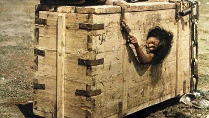 Tento dřevěný box byl mezi nomády používán jako přenosné vězení. Rovněž v něm ale nechávali odsouzené vyhladovět.