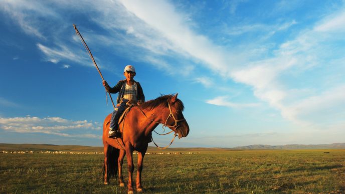 Velká část Mongolů stále žije tak, jako žili jejich předkové o mnoho generací dříve. Jsou bytostně spjati se svou krajinou a zemí, která je jim domovem, či snad přesněji životním prostorem.