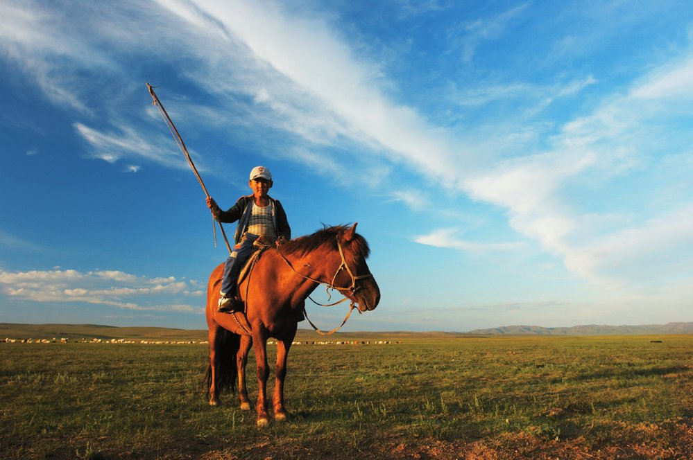 Velká část Mongolů stále žije tak, jako žili jejich předkové o mnoho generací dříve. Jsou bytostně spjati se svou krajinou a zemí, která je jim domovem, či snad přesněji životním prostorem.