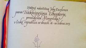 Tímto podpisem ozdobil návštěvní knihu na Hradě Elbegdordž. Jde o mongolské písmo ze 13. století, které se ve vnitřní části země běžně používá a učí se mu děti ve školách.