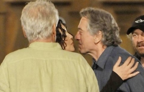 Vášnivý polibek sexy Bellucci a nestárnoucího De Nira!